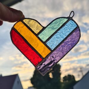 Herz aus Glas in Farben der Pride-Flag